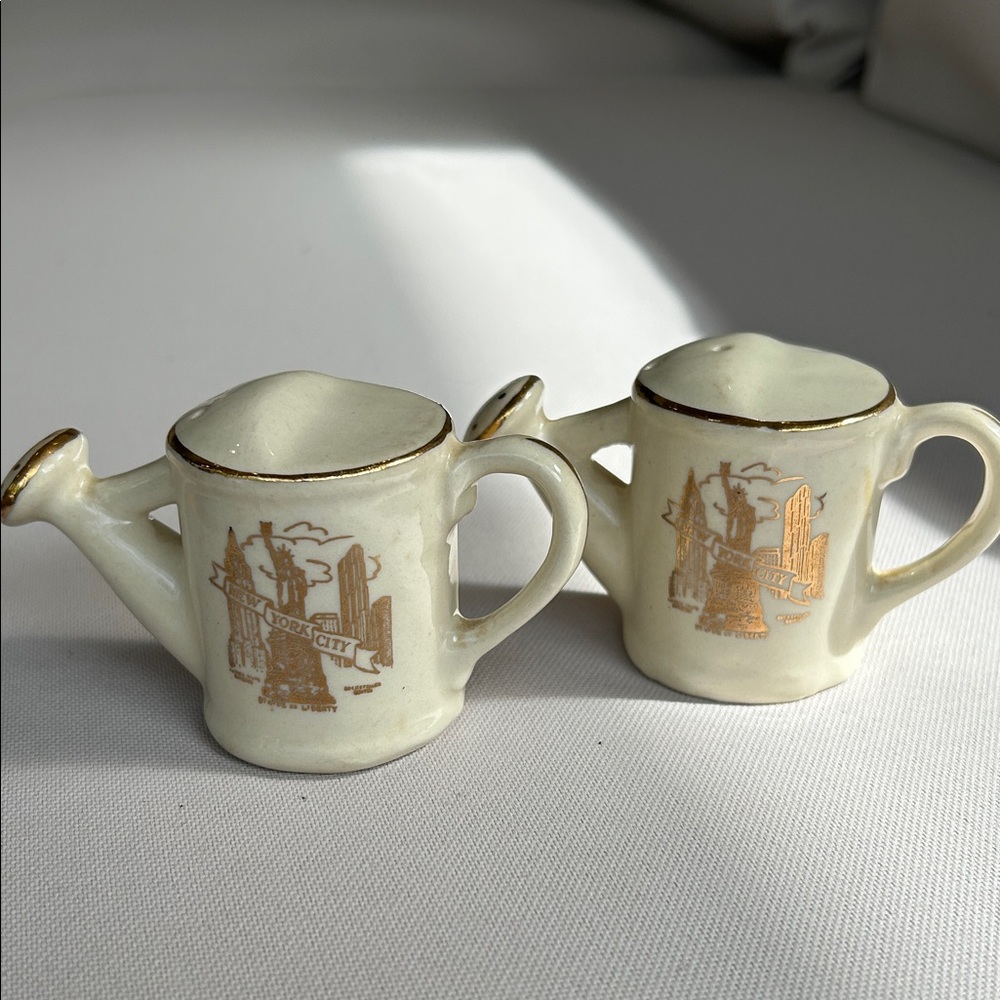 Rare 60’s Vintage New York City Souvenir Salt & Pepper Shakers – Watering Cans